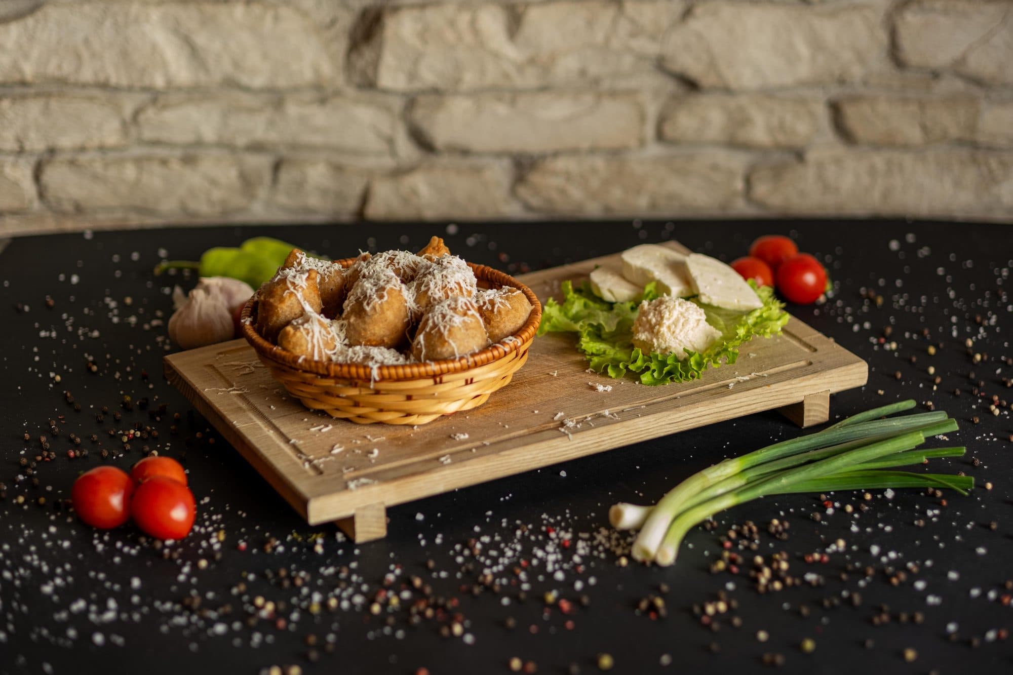 Uštipci sa sirom i kajmakom (12 kom, sir 100 gr, kajmak 50 gr)